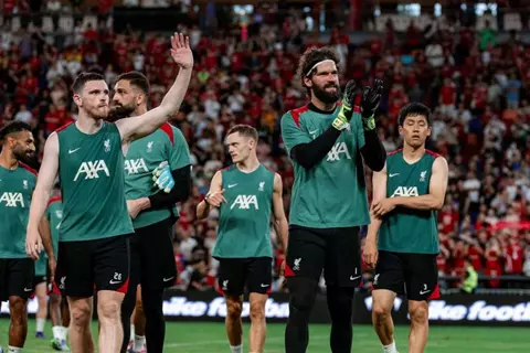  "داخل وخارج الملعب".. روبرتسون يكشف دور صلاح وقادة ليفربول مع اللاعبين الجدد